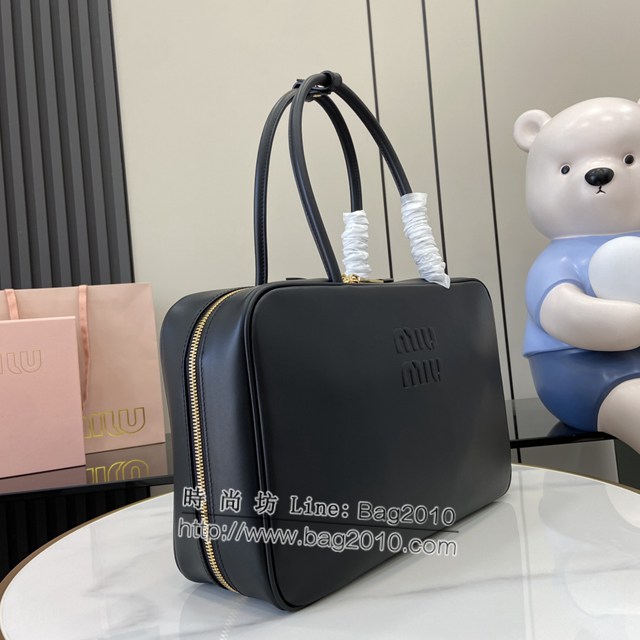 miumiu專櫃繆繆最新款原廠公事包Beau手袋手提包 jh2336型號：5bb117，5bb163